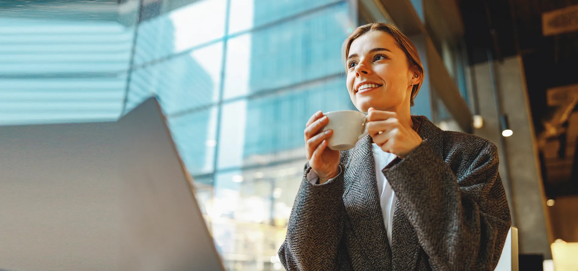 Empreendedora trabalhando ao lado de um notebook